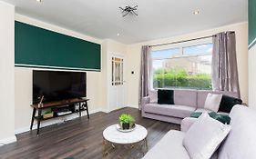 Stylish 3 Bed Edinburgh Abode-Parking And Garden